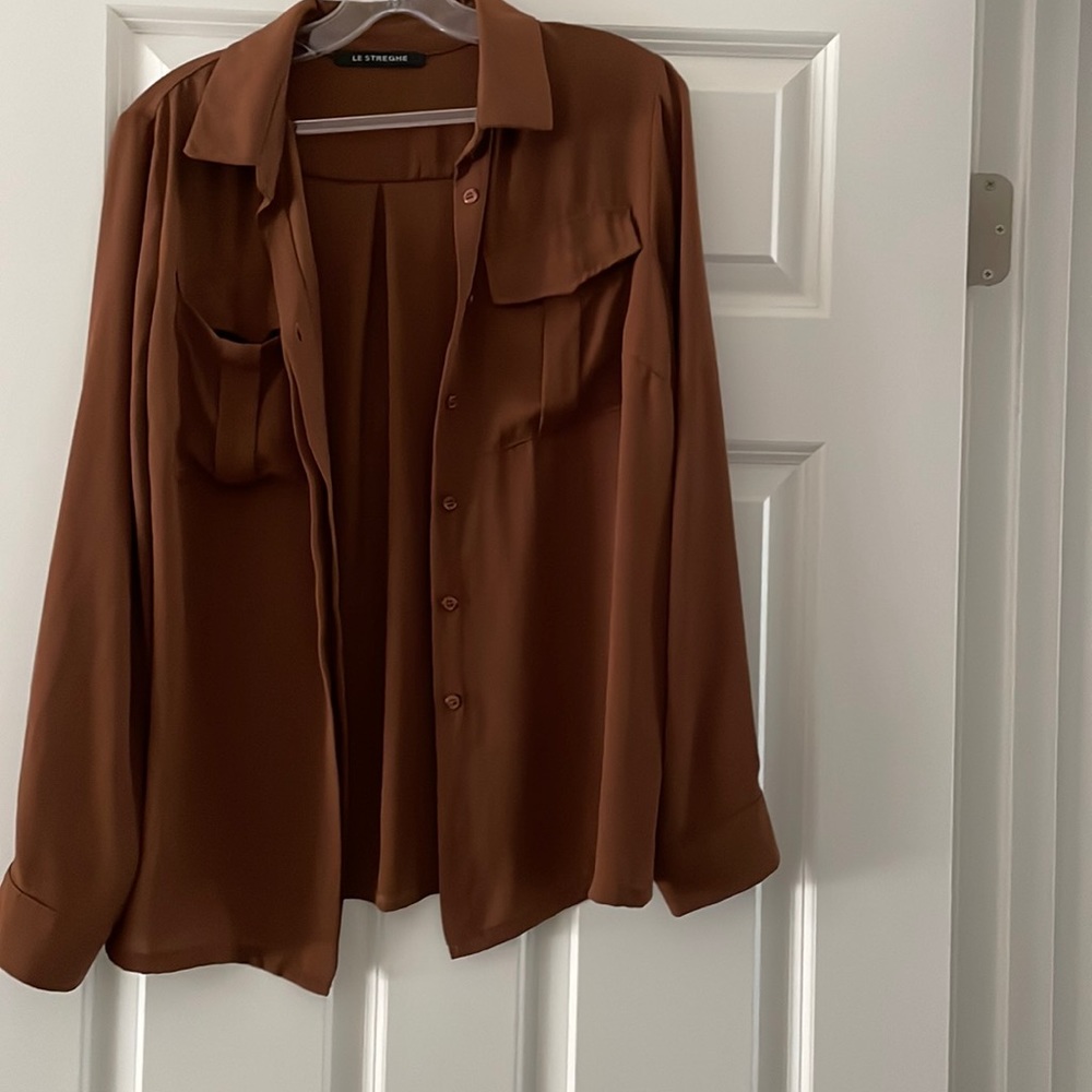 Le Streghe front button down blouse with long sleeves.